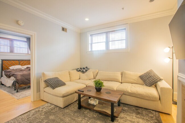 Building Photo - Amazing 1 BR/1 BA Condo in Dupont Circle!