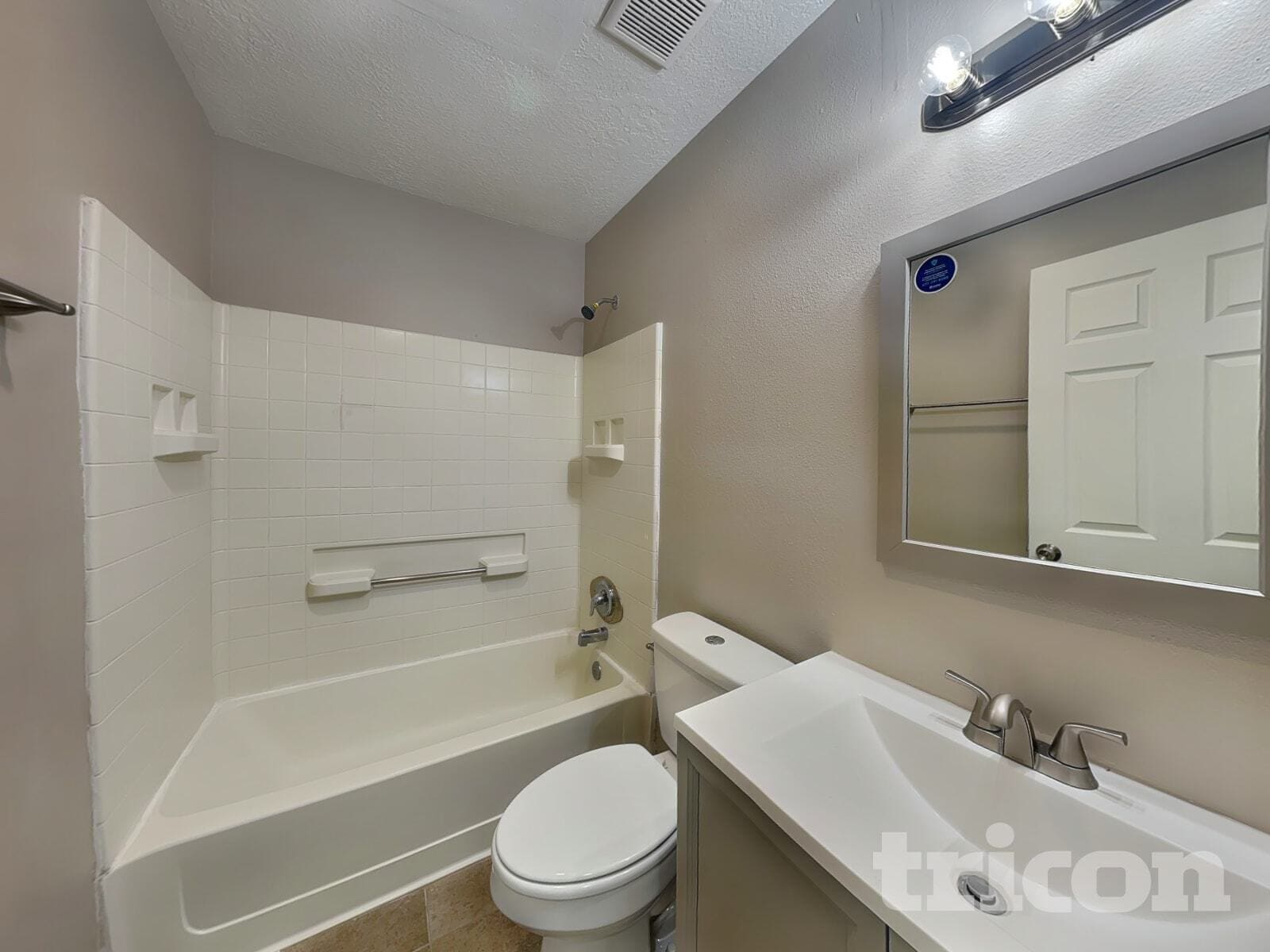 Building Photo - 848 Rebecca Ct NE