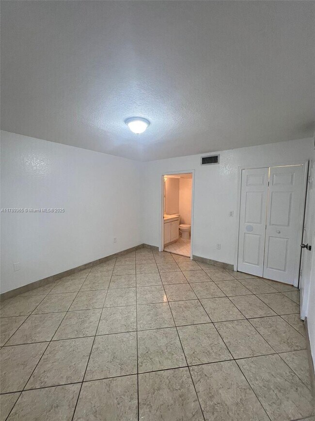 Building Photo - 1241 SE 29th St