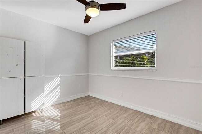 Building Photo - 2914 W Lake Ave