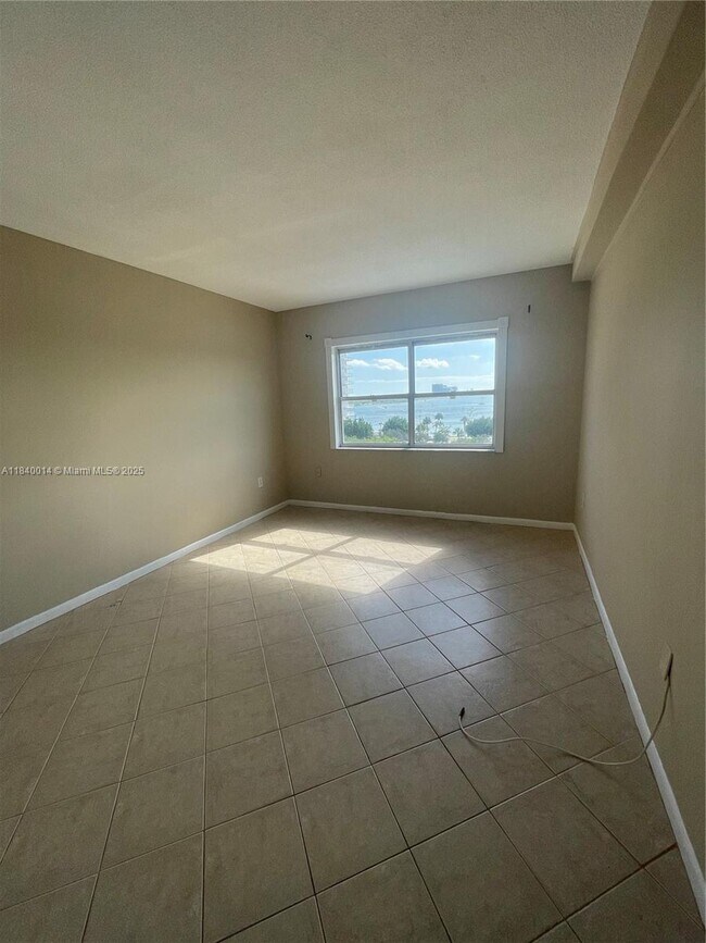 Building Photo - 400 Kings Point Dr