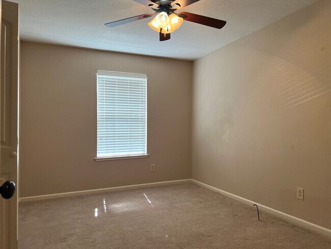 Building Photo - 14 Feldspar Ct