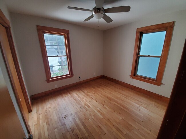 Building Photo - Updated 2 Bedroom + Den House in Downtown Madison!