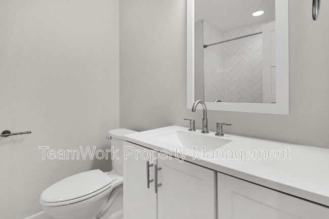 Building Photo - 1752 Skinner Ave