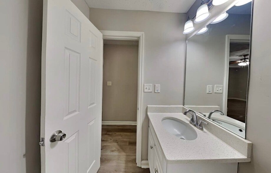 Building Photo - 301 E Country Woods Dr