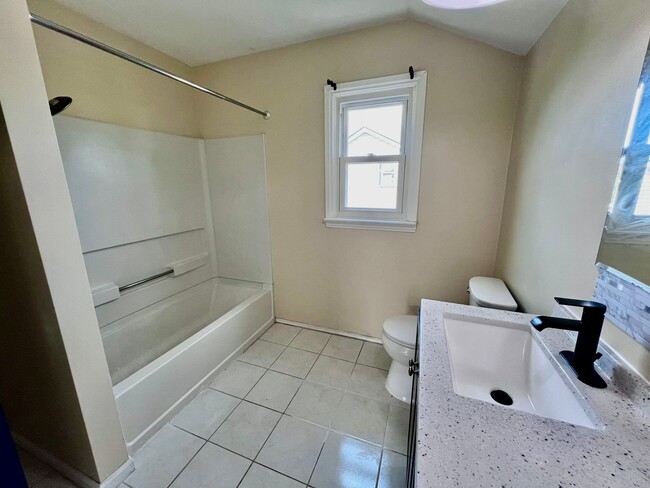 Building Photo - Beautiful 4 bedroom home in Salem