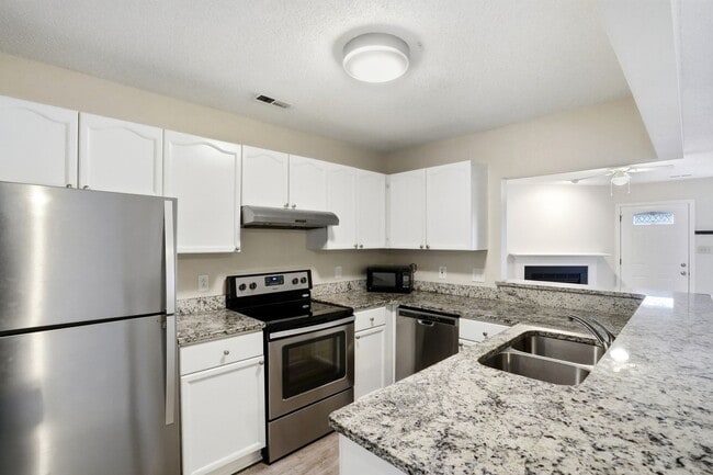 Building Photo - Oakhurst Living at Its Finest (Fresh Paint - New Carpet)