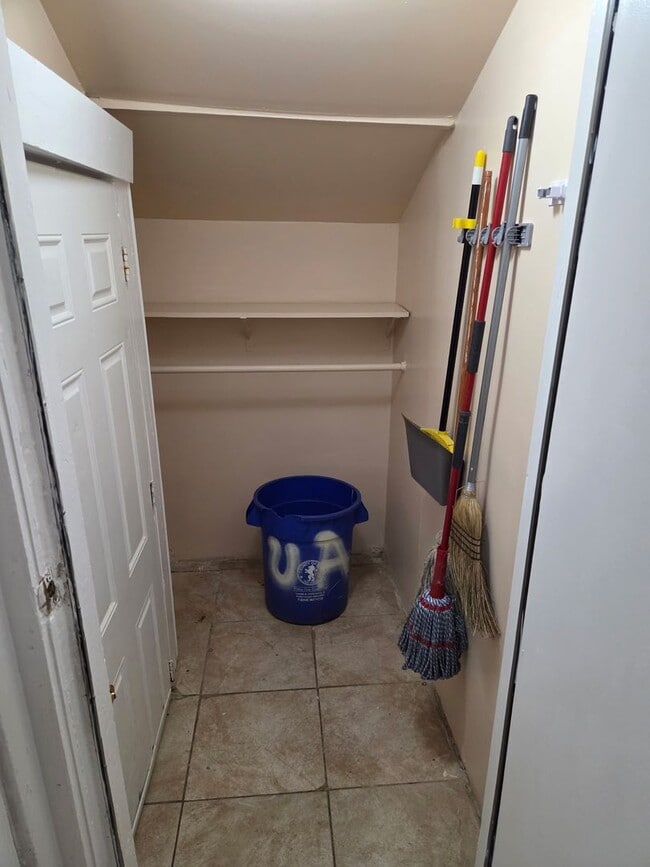 Building Photo - 24 Valley St