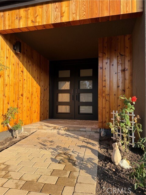 Building Photo - 15999 Via De Las Palmas