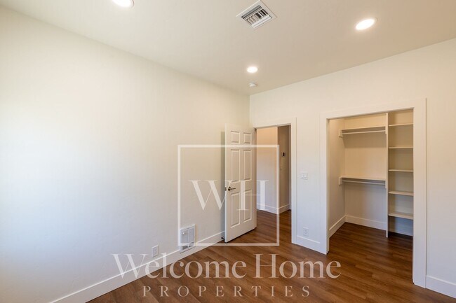 Building Photo - Updated 2 Bed Home with Detached Office & Fenced Yard