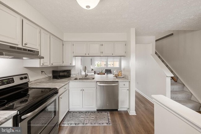 Building Photo - 8550 Blue Rock Ln