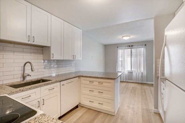 Building Photo - Spacious End Unit in Thornton