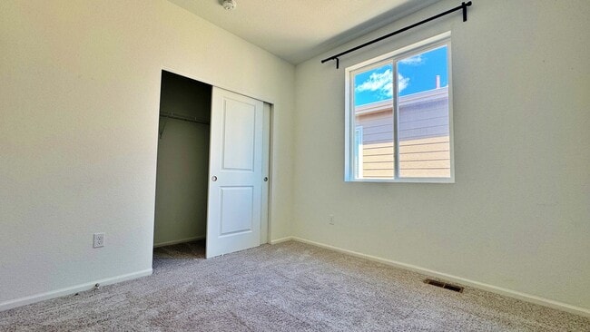 Building Photo - Fantastic Parkway Point 3 Bed 3 Bath 2 Car...