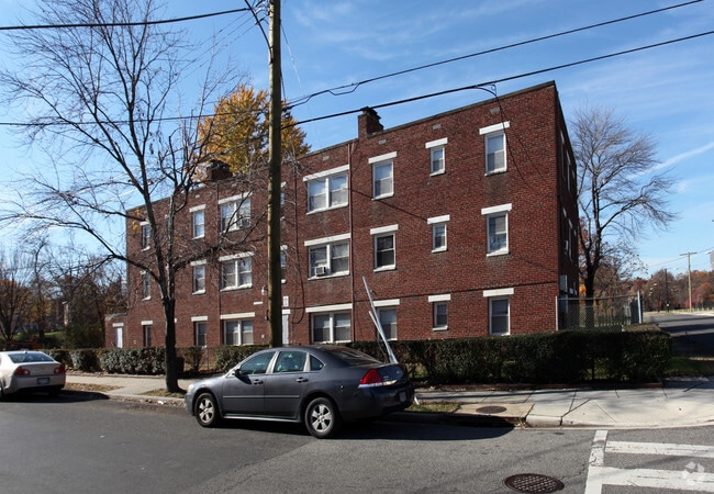 Building Photo - 424 55th St NE