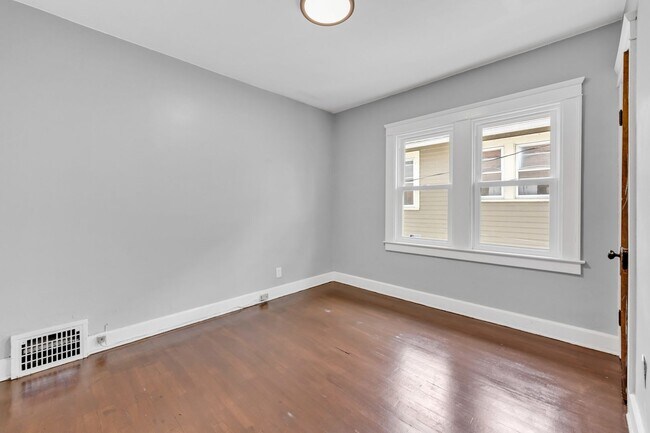 Building Photo - Reyburn