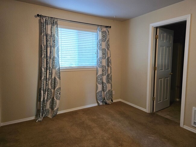 Building Photo - Bring the Pets!  Midtown 2 Bdrm Cottage, w/Den, 2 bath, All Appliances incl washer/dryer, Storage