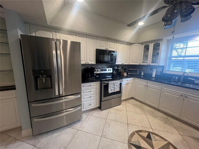 Building Photo - 681 Verona St