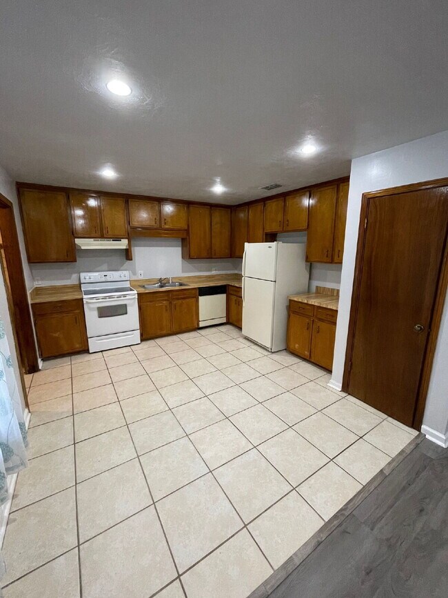 Building Photo - Beautiful 2 Bedroom 1 Bathroom in NW Tallahassee!