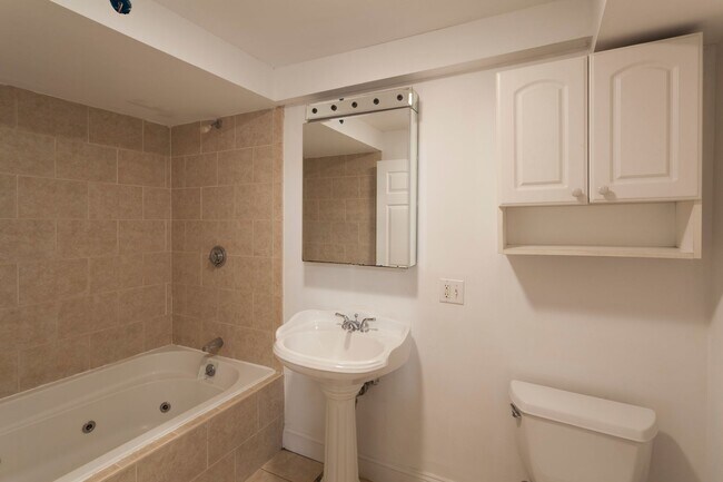 Building Photo - 9/1 No Fee! Two-level 5BR/3BA near Porter Sq!