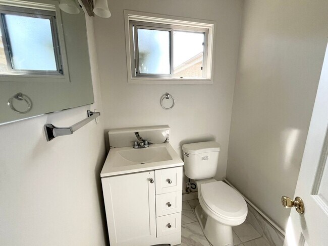 Building Photo - Charming 4 bedroom house with extra living...