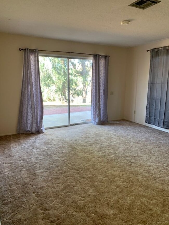 Building Photo - Spacious Duplex in South Redlands with Pool Access