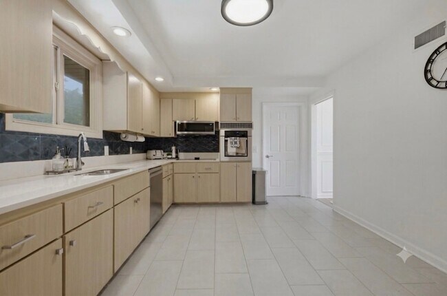 Building Photo - 6555 Brownlee Dr