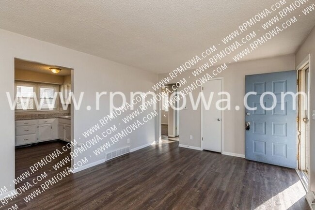 Building Photo - 213 NW Arlan Dr