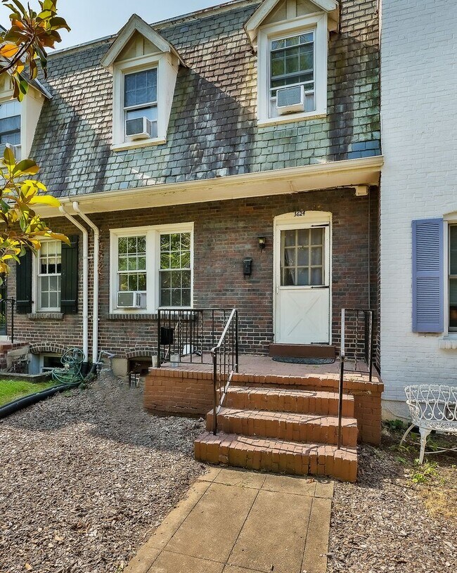 Building Photo - NW Rowhouse Near Georgetown University & Hospital Available Early August