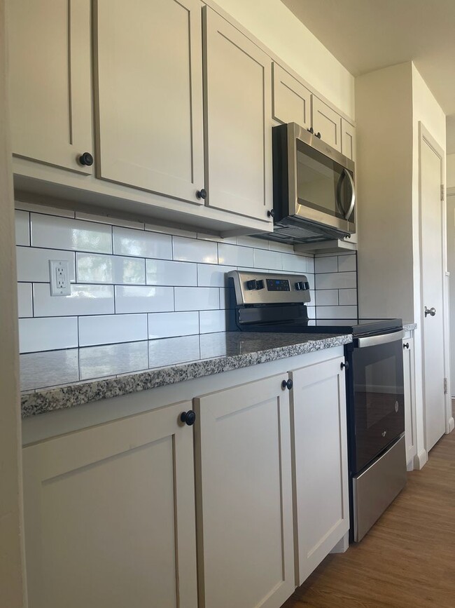 Building Photo - Pre-leasing for Fall! Adorable Remodeled House in Prime Location!