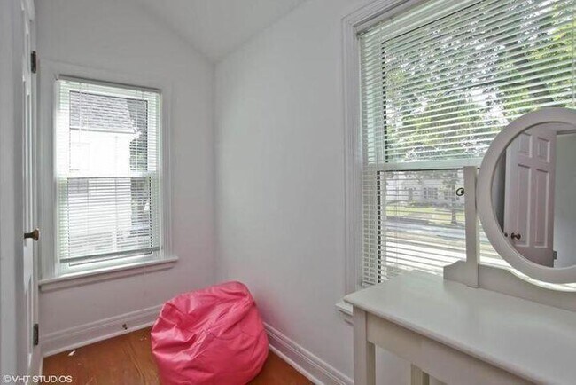 Building Photo - 908 E Hampton Rd