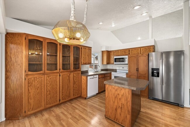 Building Photo - Charming 3-Bed, 3-Bath Home in Quiet Boise...
