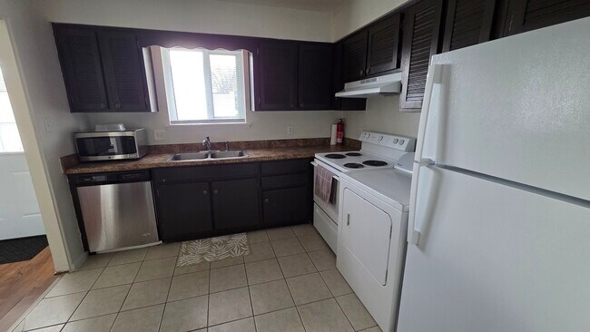 Building Photo - 2337 Champion Ct