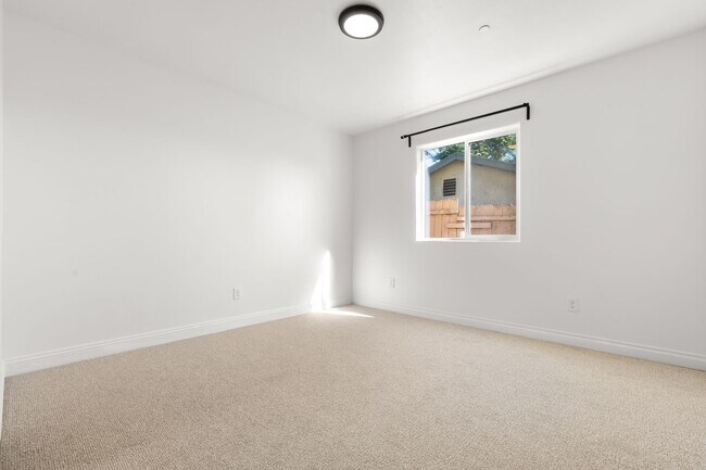 Building Photo - 4 Bed / 3 Bath Townhouse - Parking & in-unit laundry - Next to USC Keck Medical Center!