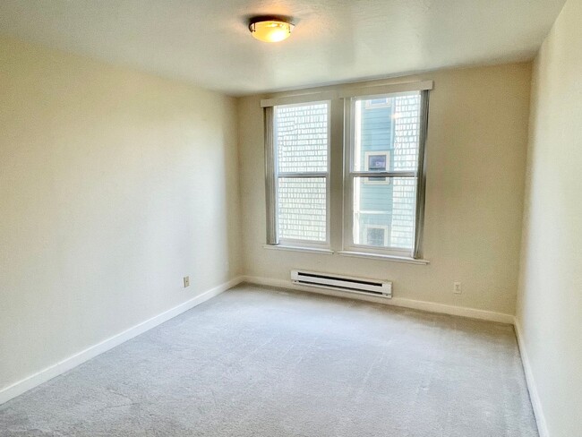 Building Photo - Light Filled, Pristine 1br/1Ba Condo w/Par...