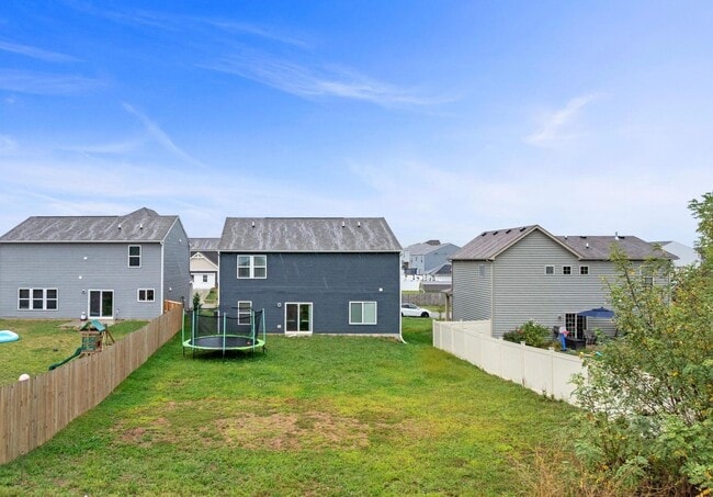 Building Photo - Available NOW - 5 bedroom, 3 full bathroom house - $2,950/month