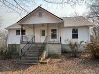 Building Photo - 3 Bed, 3 Bath Newly Remodeled Farm House L...