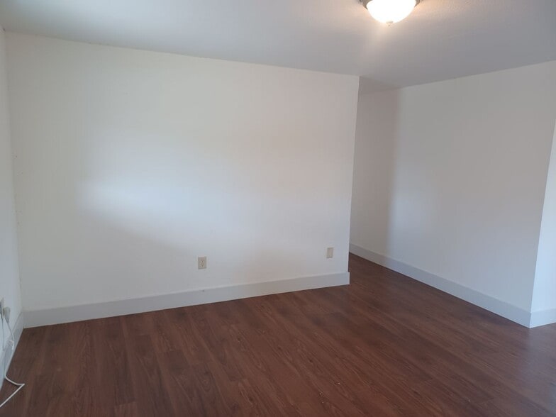 Building Photo - $500 OFF FIRST MONTHS RENT, COMING SOON REMODELED 3 Bedroom /1 Bathroom LARGE FENCED YARD