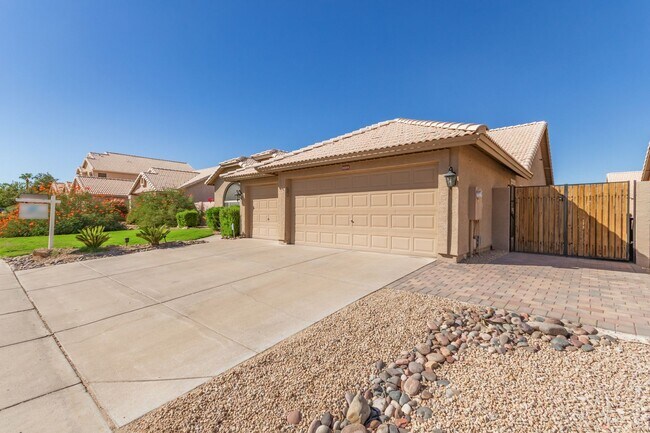 Building Photo - 4 bed 2 bath Stunner w/ Sparkling Pool