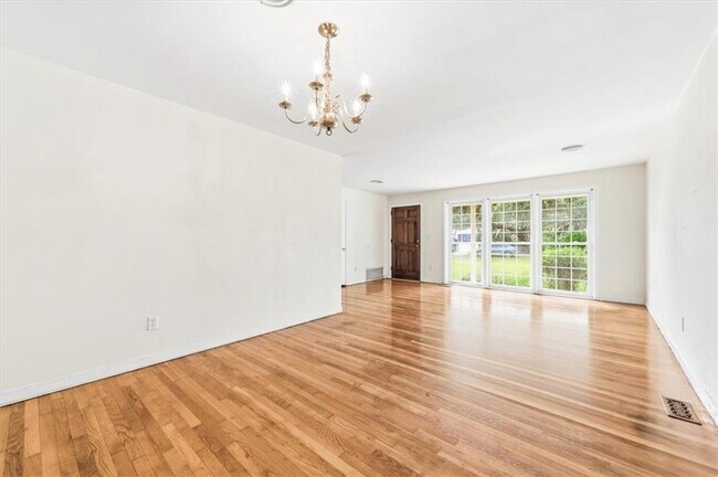 Building Photo - 704 Fort King George Dr