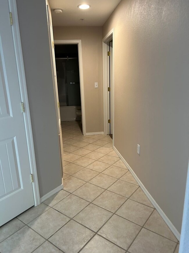 Building Photo - Long term - unfurnished ground floor condo