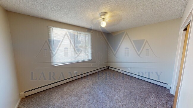 Building Photo - 2 Bed 1 Bath Apartment
