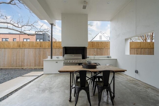 Building Photo - 118 Tuam St