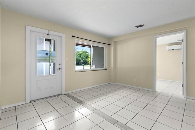 Building Photo - 1415 NE 25th St