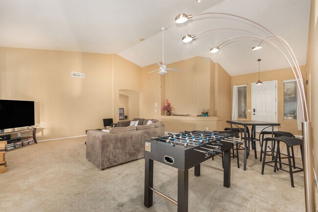 Building Photo - Spectacular 5 bdrm Home, OFFERS SOLAR ELECTRIC!