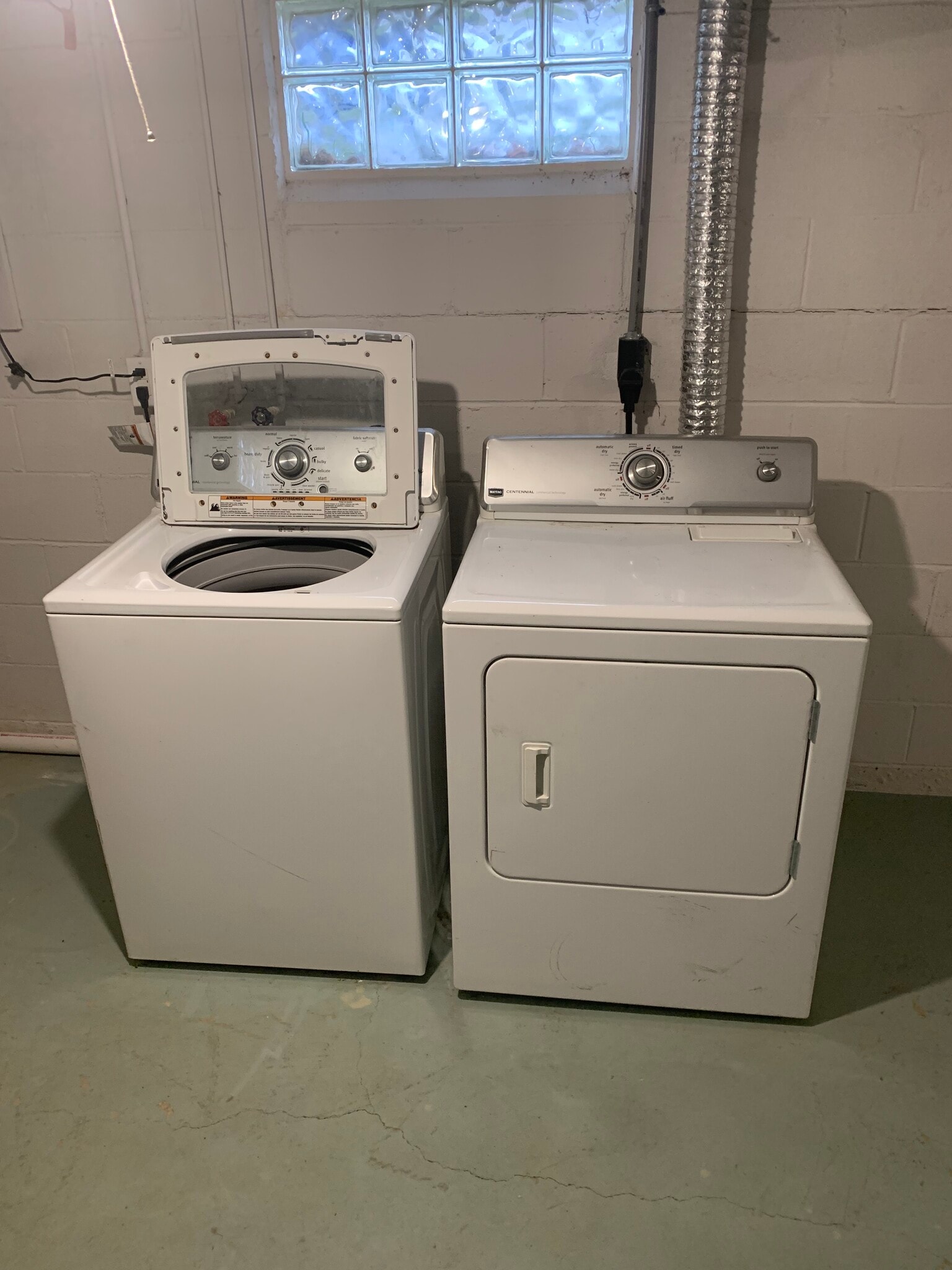 Building Photo - 1556 Thames Dr