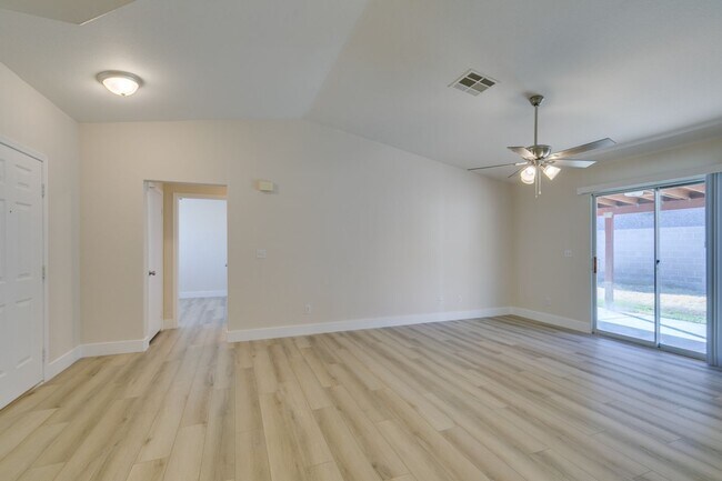 Building Photo - Charming 3-Bed, 2-Bath Single-Story Home i...