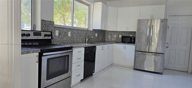 Building Photo - 3915 Ponce de Leon Blvd