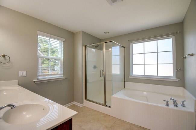 Building Photo - Gorgeous 5 Bedroom Home in Neighborhoods of Holly Ridge