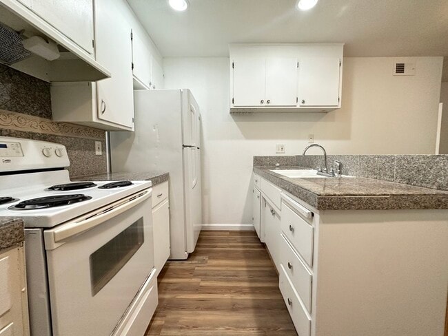 Building Photo - Charming 2-Bedroom Condo in Rancho Cordova!