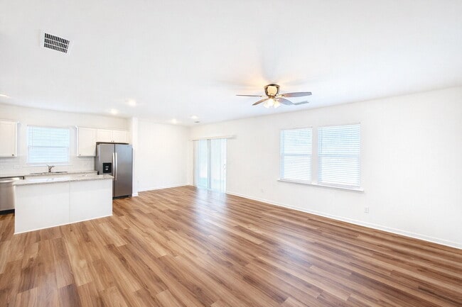 Building Photo - Like New 5 Bedroom Home with Community Amenities